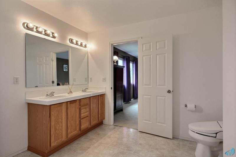 exposio_08_master_bathroom_02_1221_142nd_st_s.jpg